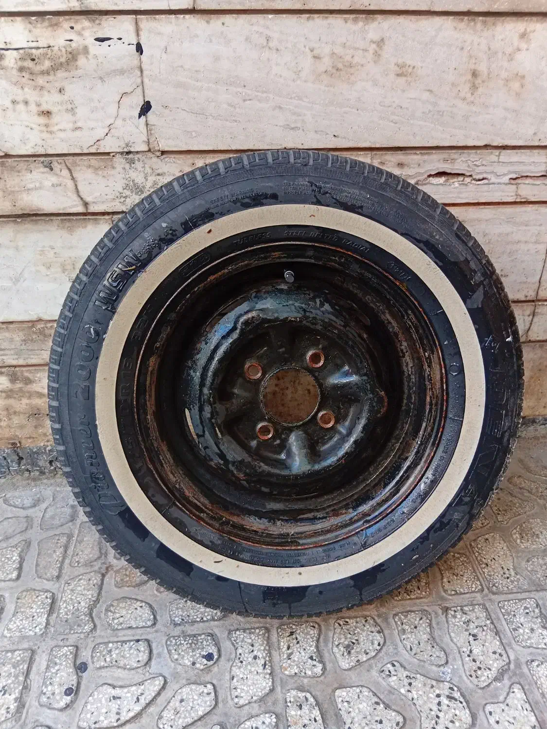 لاستیک دور سفید|قطعات یدکی و لوازم جانبی|شیراز, سعدیه جنوبی|دیوار