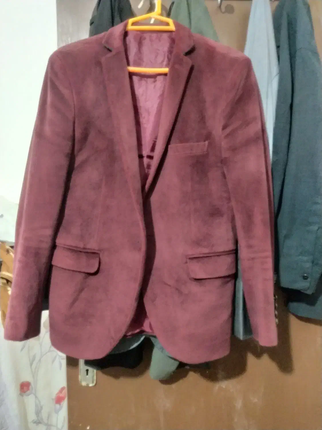 تک کت|لباس|فومن, |دیوار