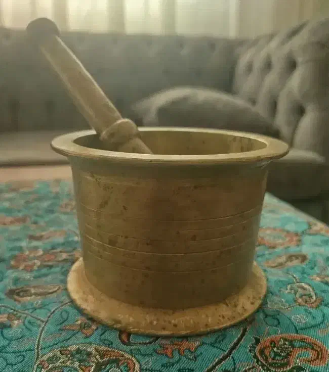 هاون بزرگ برنجی خیلی قدیمی|صنایع دستی و سایر لوازم تزئینی|سنندج, |دیوار