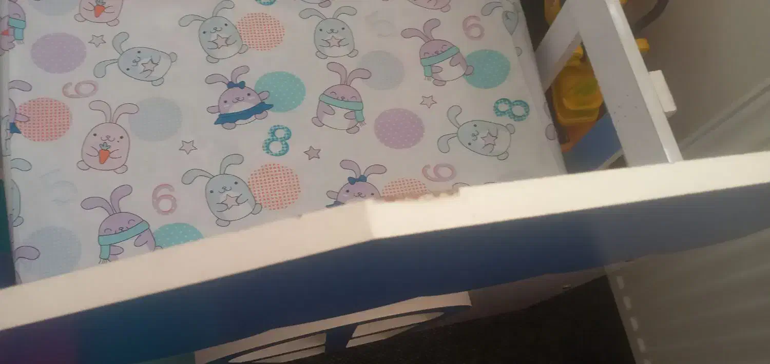 تختخواب کودکانه با تشک نو که فعلا پلاستیکش روشه|تخت و صندلی بچه|ساوه, |دیوار