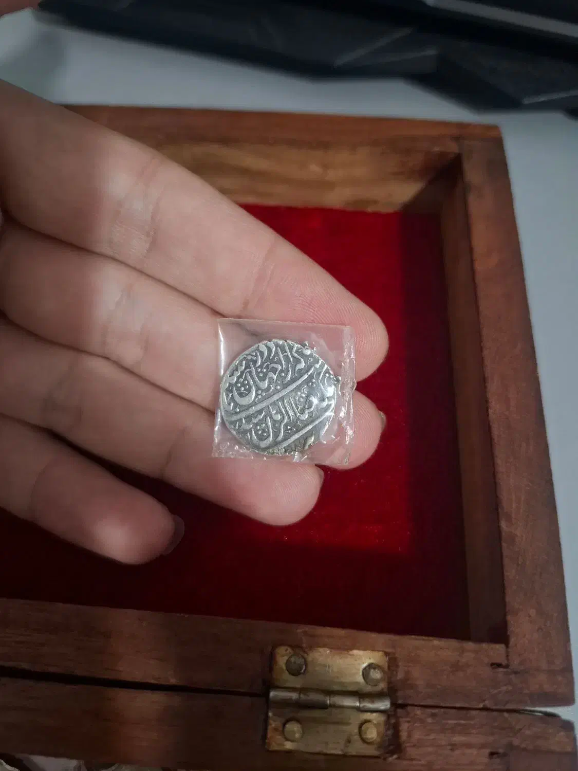 تعدعدی سکه و اشیای عتیقه|کلکسیون سکه، تمبر، اسکناس|شوشتر, |دیوار