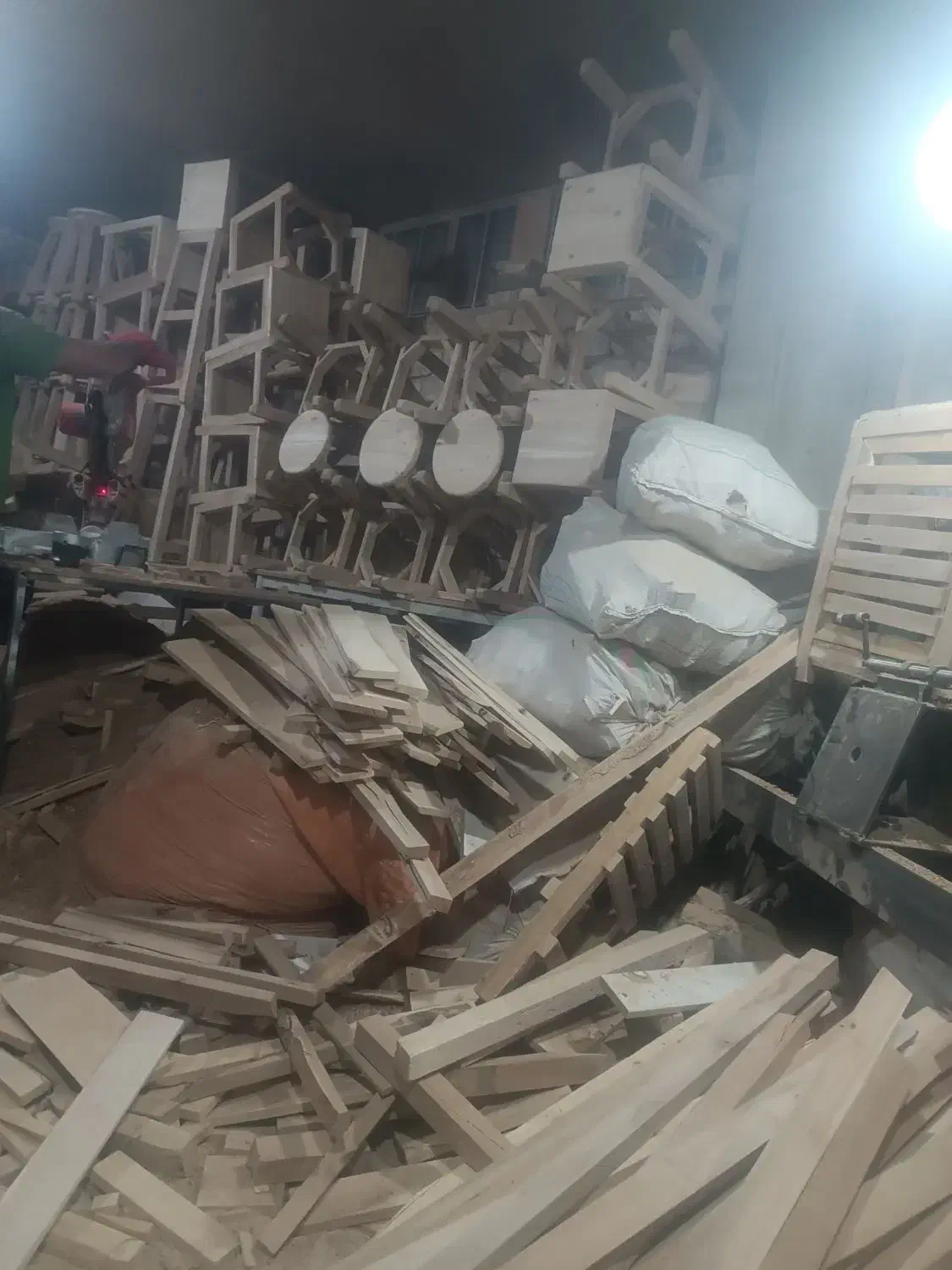 چهارپایه|صندلی و نیمکت|اصفهان, ارداجی|دیوار