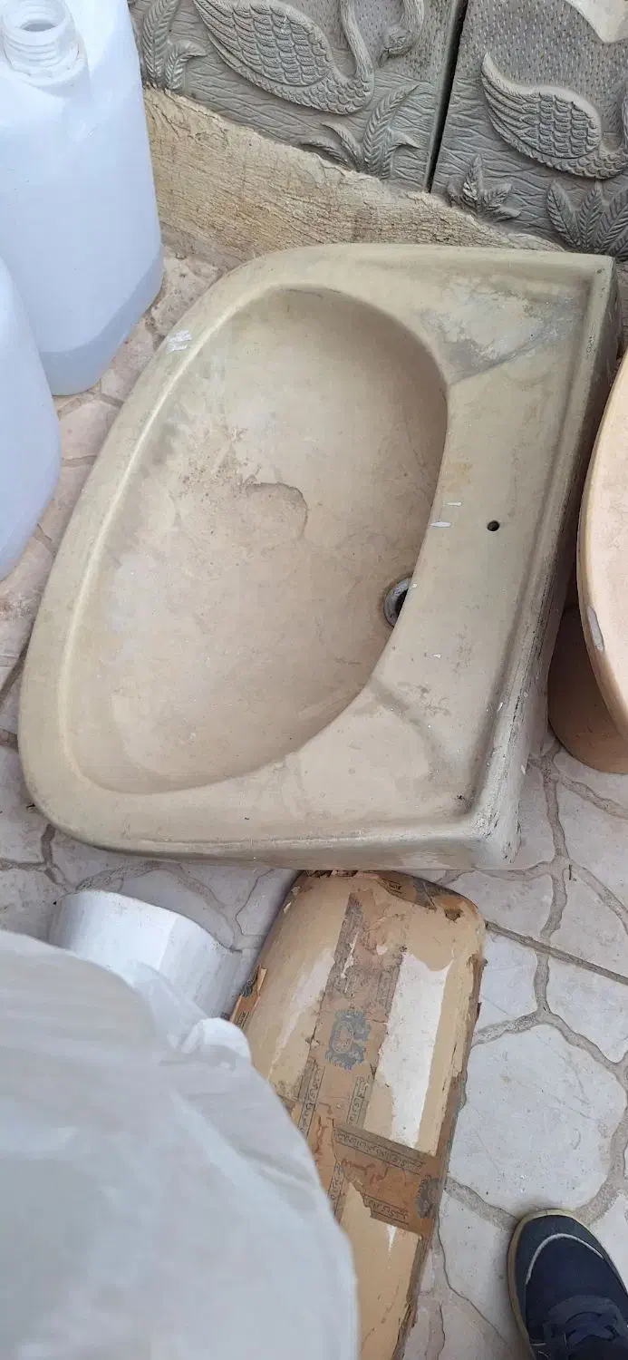 دوعدد روشویی وپایه ها.و یک تولت فرنگی|لوازم حمام|کرمان, |دیوار