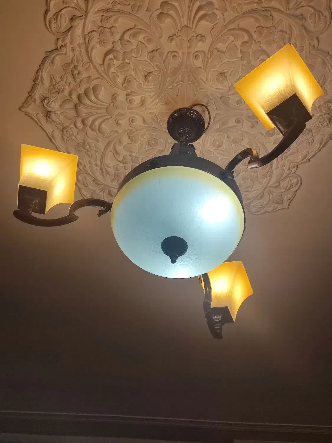 لوستر سه شاخه|لوستر و چراغ آویز|اصفهان, طامه|دیوار