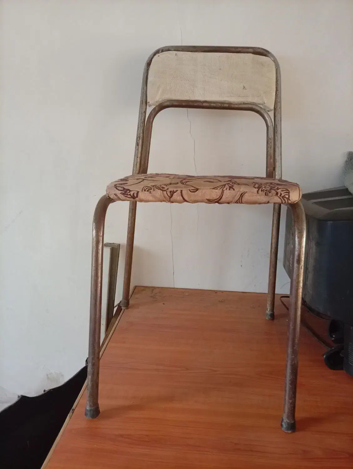 دوعدد صندلی و نیمکت|صندلی و نیمکت|اردبیل, |دیوار