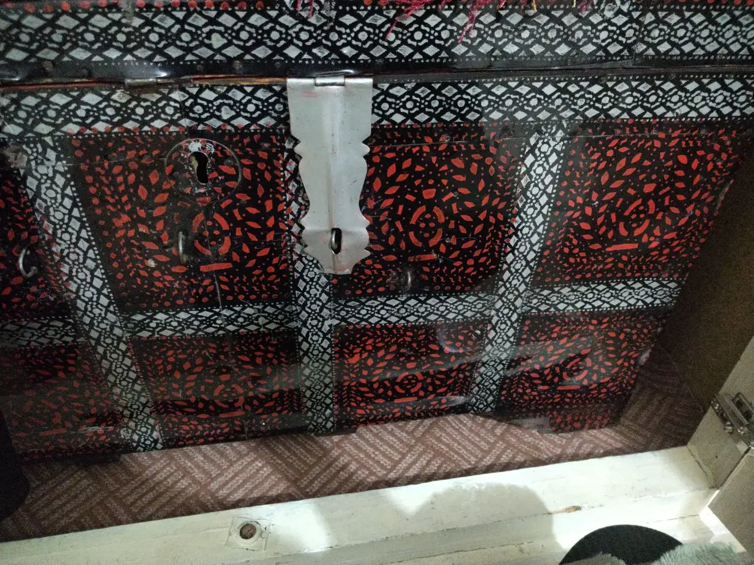 تخت وصنددق|کلکسیون اشیاء عتیقه|گرگان, |دیوار