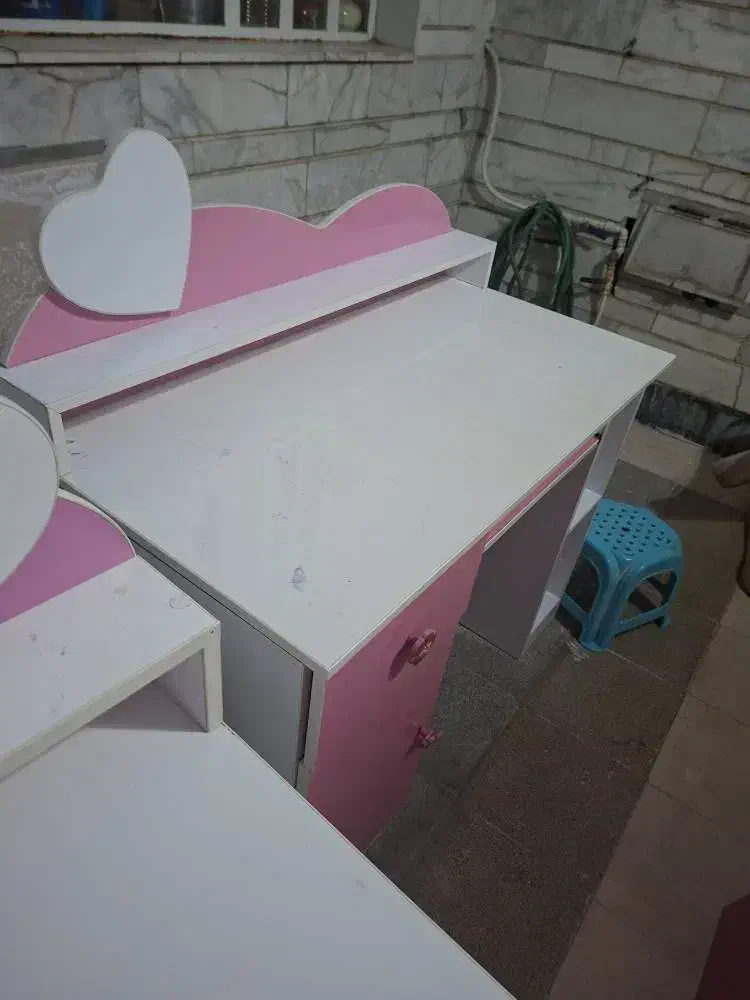 دو تخت و دو میز تحریر و یک کمد|تخت و سرویس خواب|شیراز, دینکان|دیوار