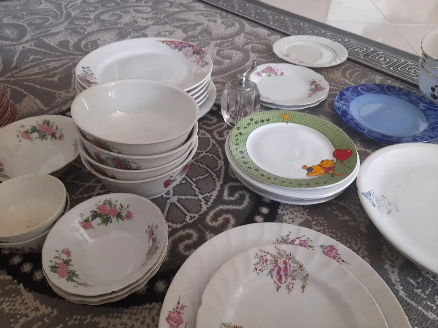 تعدادی ظرف چینی قدیمی گل قرمزی و مدلای متفاوت|ظروف سرو و پذیرایی|فولادشهر, مسکن مهر فولادشهر|دیوار
