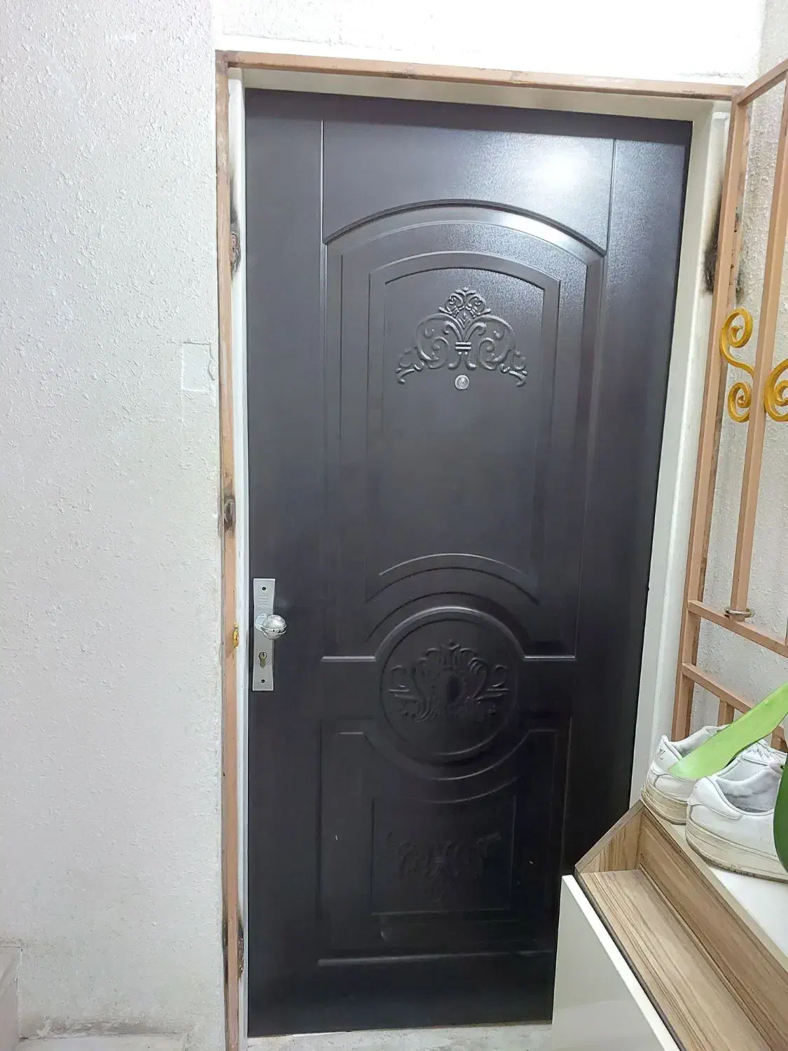 یه عدرب ورودی آپارتمان چوب نراد|مصالح و تجهیزات ساختمان|رشت, شالکو|دیوار