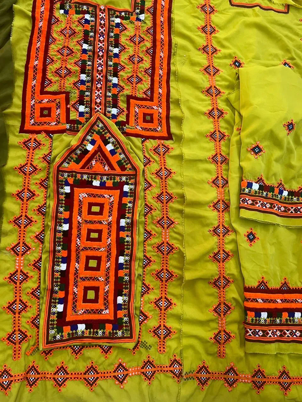 سبزو لباس بلوچی میدوزم|لباس|چابهار, |دیوار