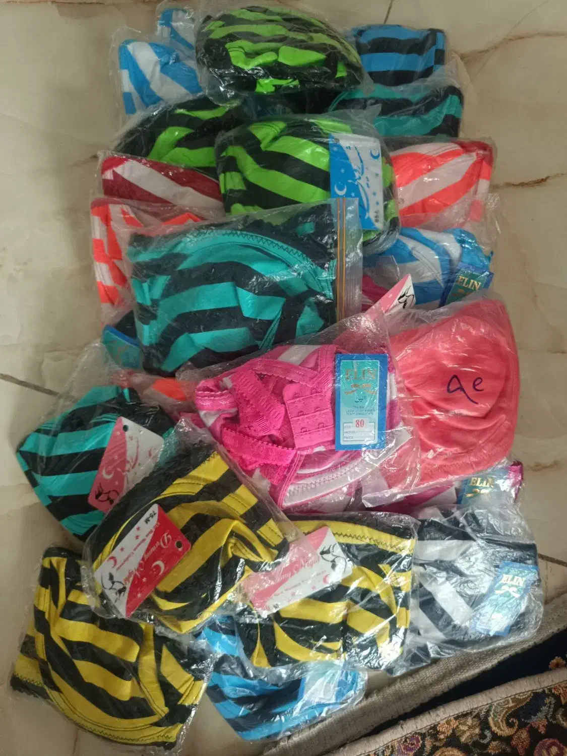 لباس زیر سوتین|لباس|مشهد, رده|دیوار