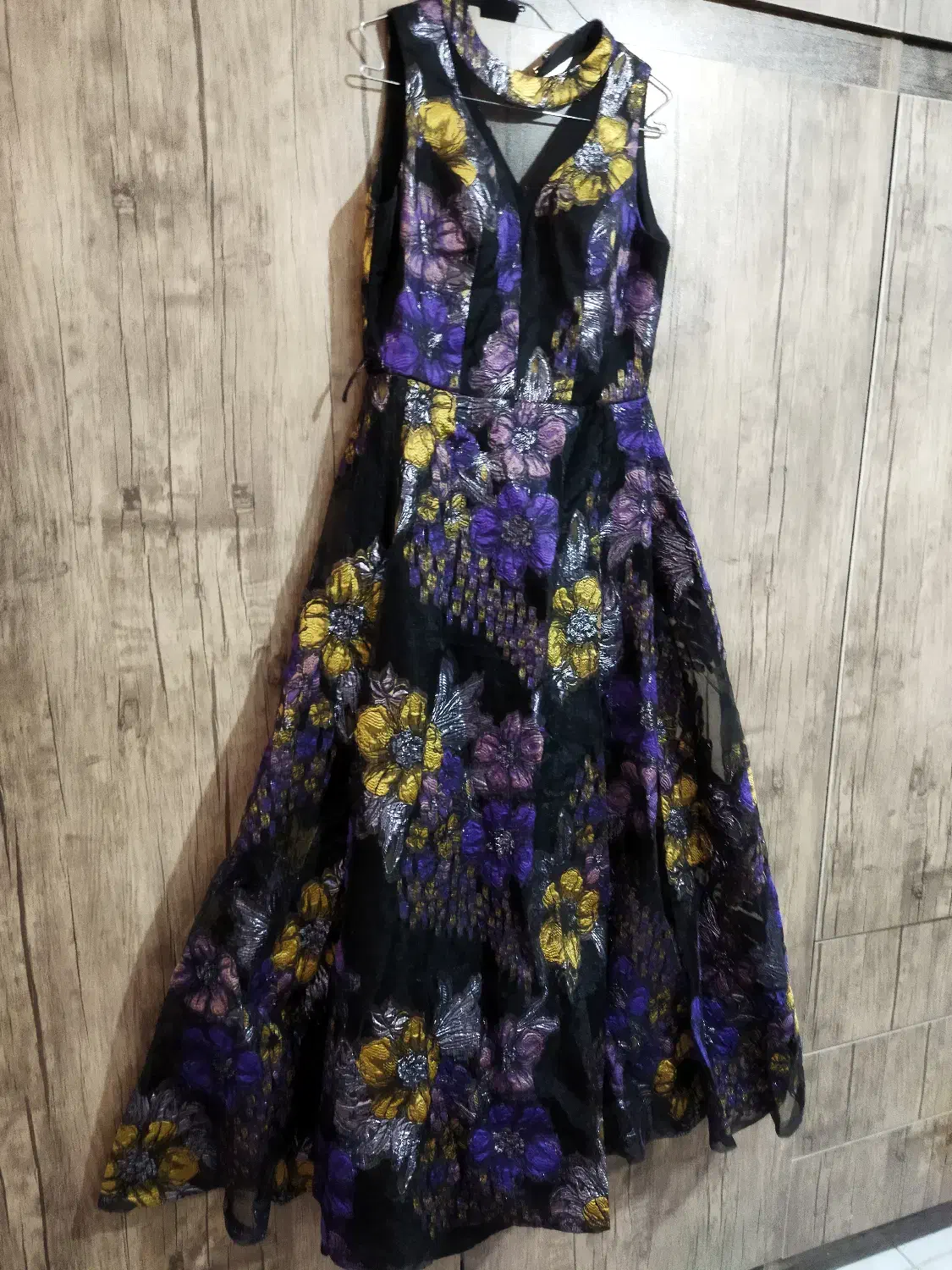 لباس مجلسی|لباس|اصفهان, کوی ولی عصر|دیوار