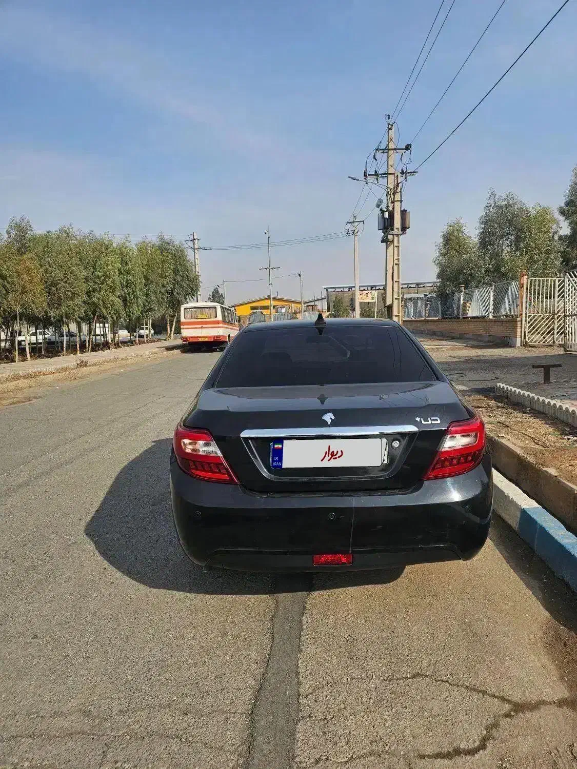 دنا ۴۰۲|خودرو سواری و وانت|قم, دروازه چوبی|دیوار