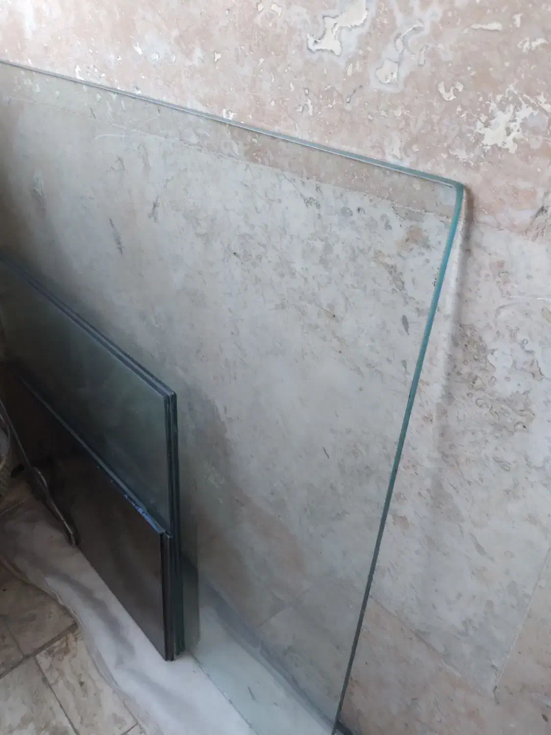 شیشه جلو مبلی و۲تا عسلی ۲تا هم کوچیک رنگی|مبلمان خانگی و میز عسلی|پردیس, فاز ۴|دیوار