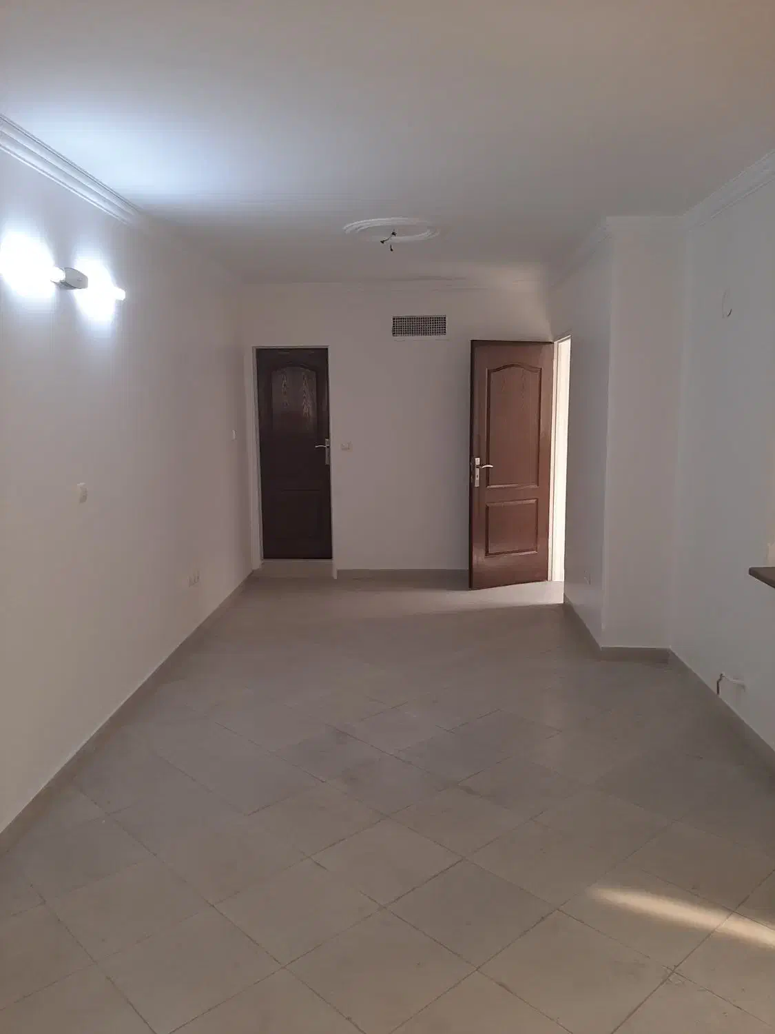 ۶۰ متر ۱خواب ط۳ با پارکینگ پیروزی بلوارنیکنام شرقی