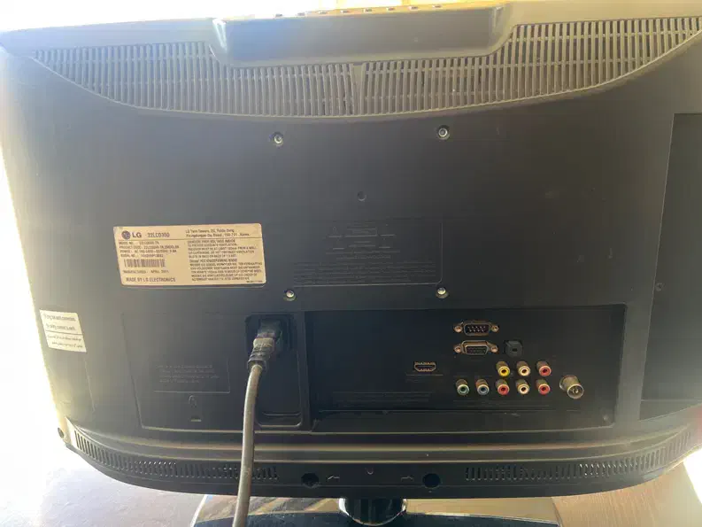 الیدی 22|تلویزیون و پروژکتور|ری, صفاییه (چشمه علی)|دیوار