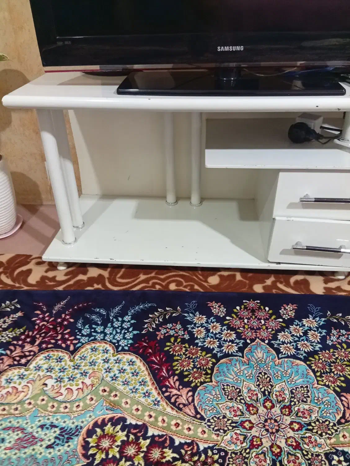 میز  تلویزیون سفید.|میز تلویزیون|صومعه‌سرا, |دیوار