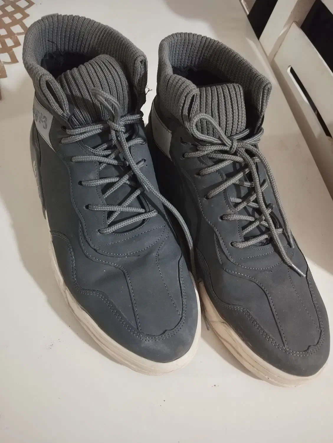 کفش|کیف، کفش، کمربند|کاشمر, |دیوار