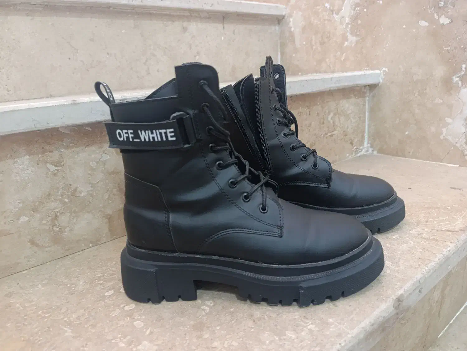 بوت نو|کیف، کفش، کمربند|میانه, |دیوار