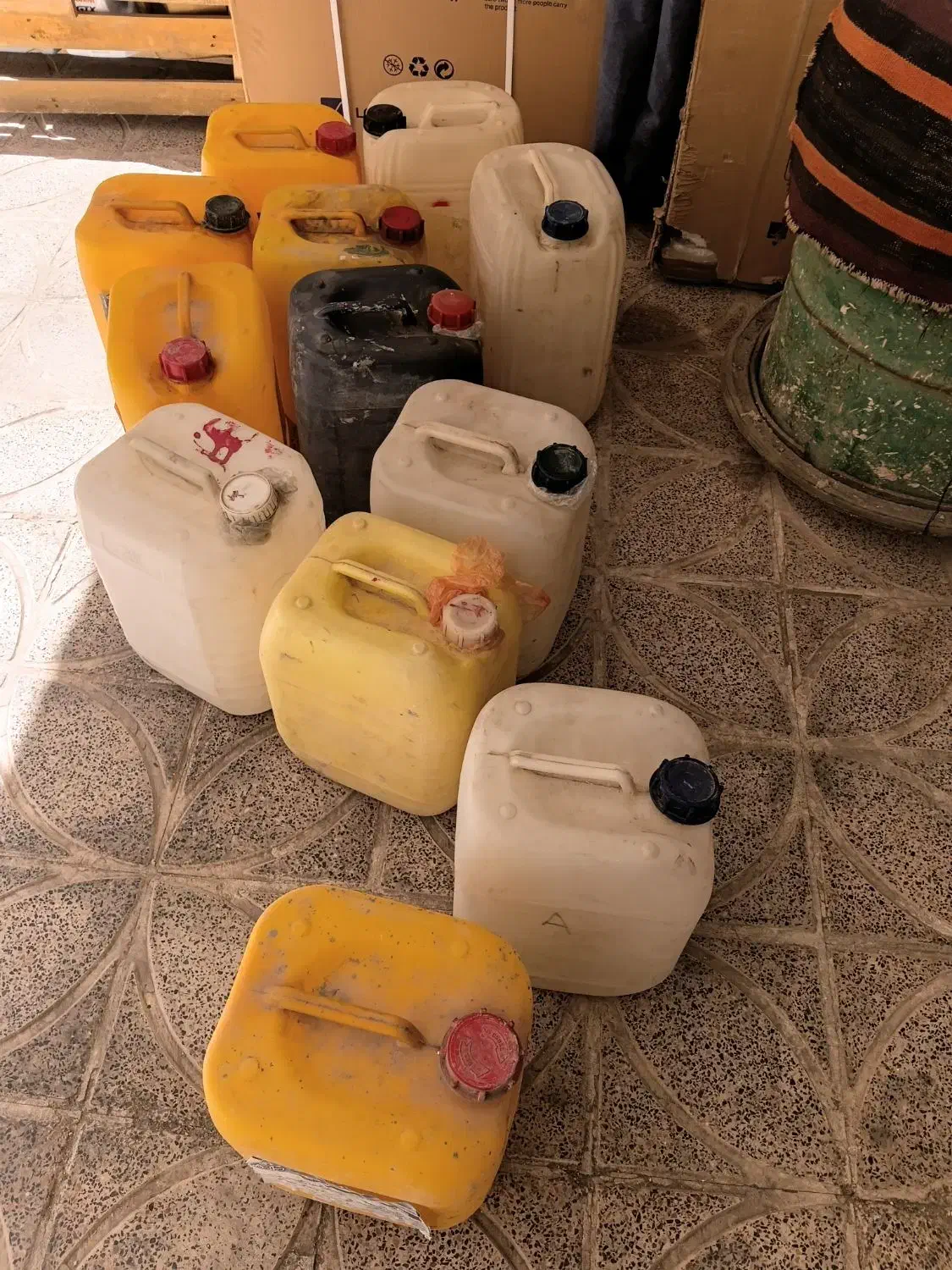 گالن نفتی|ظروف نگهدارنده، پلاستیکی، یک‌بارمصرف|بیرجند, |دیوار