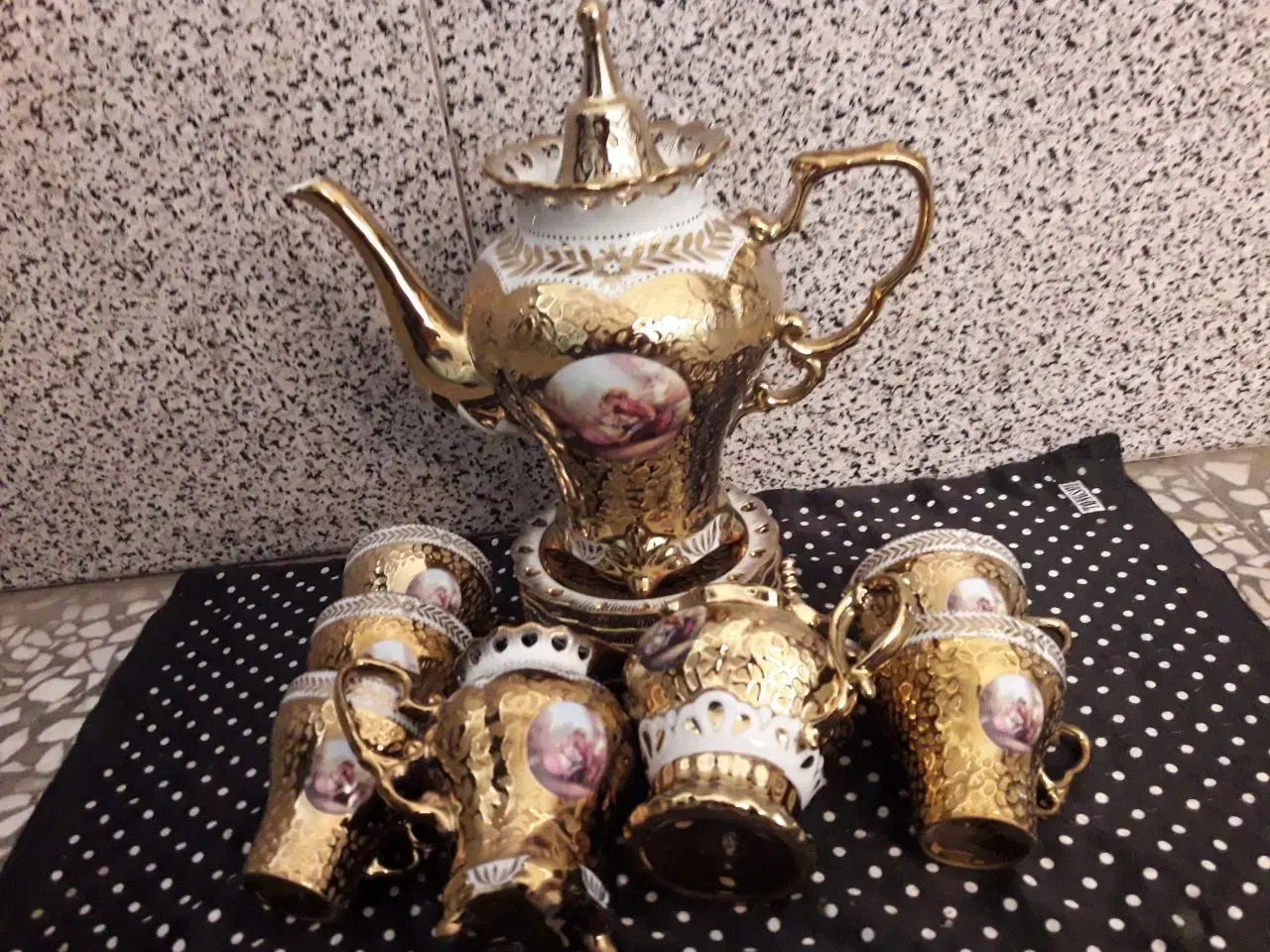 سرویس صبحانه خوری طلایی|ظروف سرو و پذیرایی|ورزنه, |دیوار