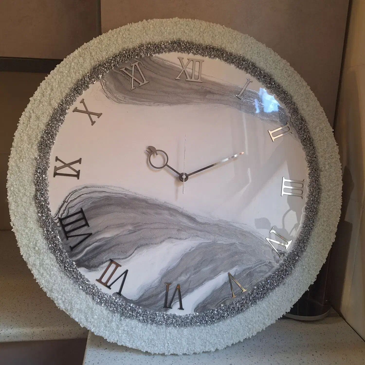 ساعت مدل کریستالی سفید طوسی|ساعت دیواری و تزئینی|تهران, سلسبیل شمالی|دیوار