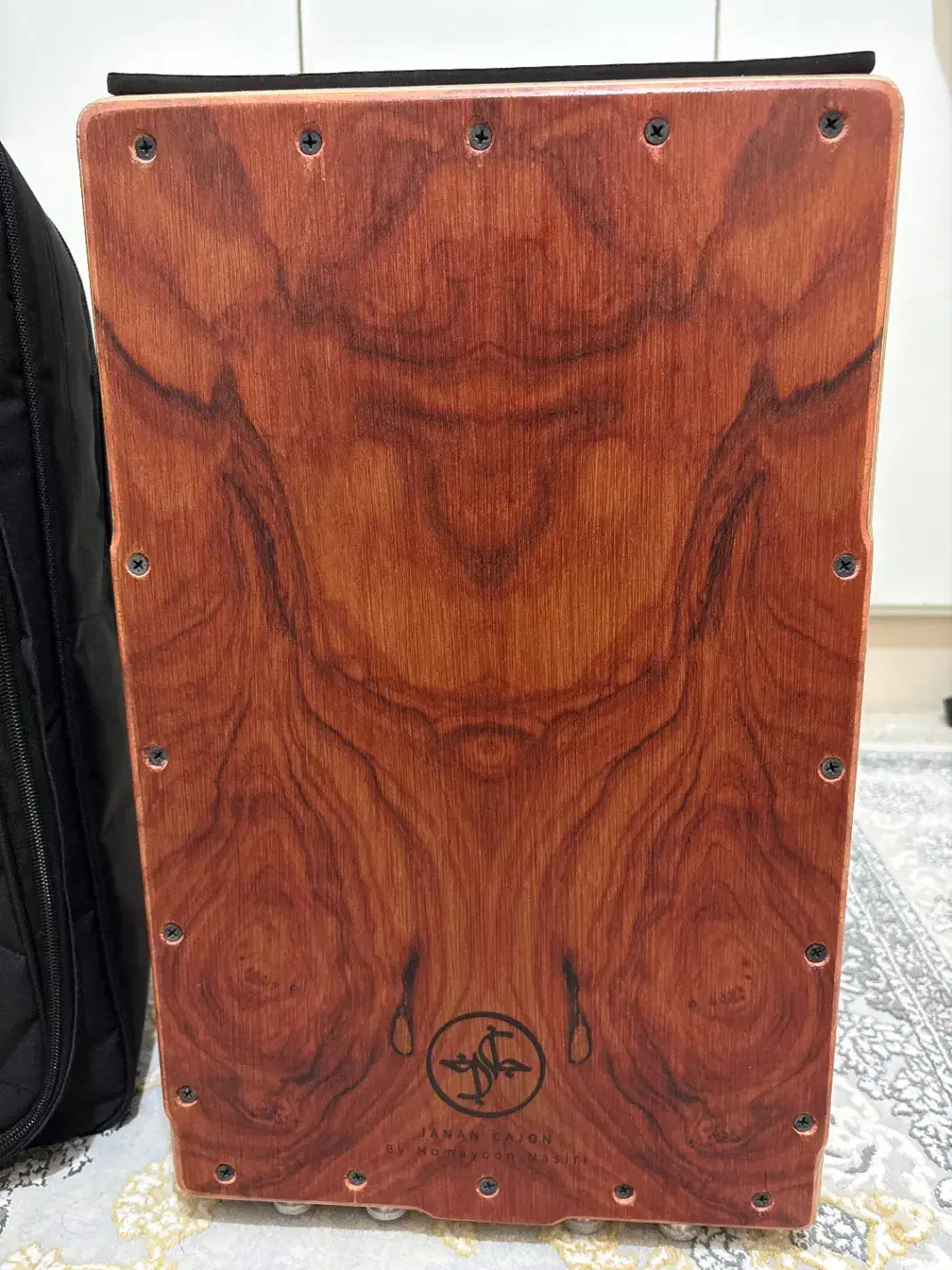 کاخن جانان نو همراه با کیف|درام و پرکاشن|اصفهان, کوی ولی عصر|دیوار