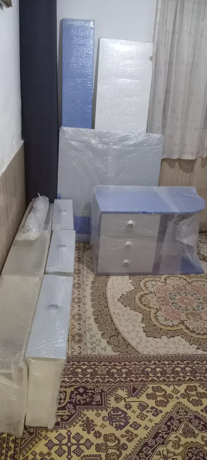 تخت کمد سیسمونی در حد نو|تخت و صندلی بچه|چهارباغ, |دیوار