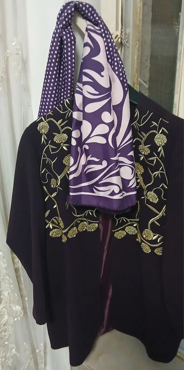 کت وشلوار و روسری|لباس|گچی, |دیوار