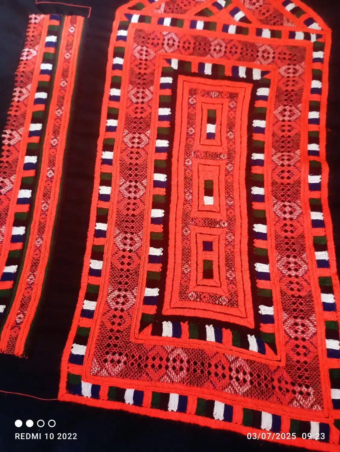 دوزنده زیح آستین|لباس|سراوان, |دیوار