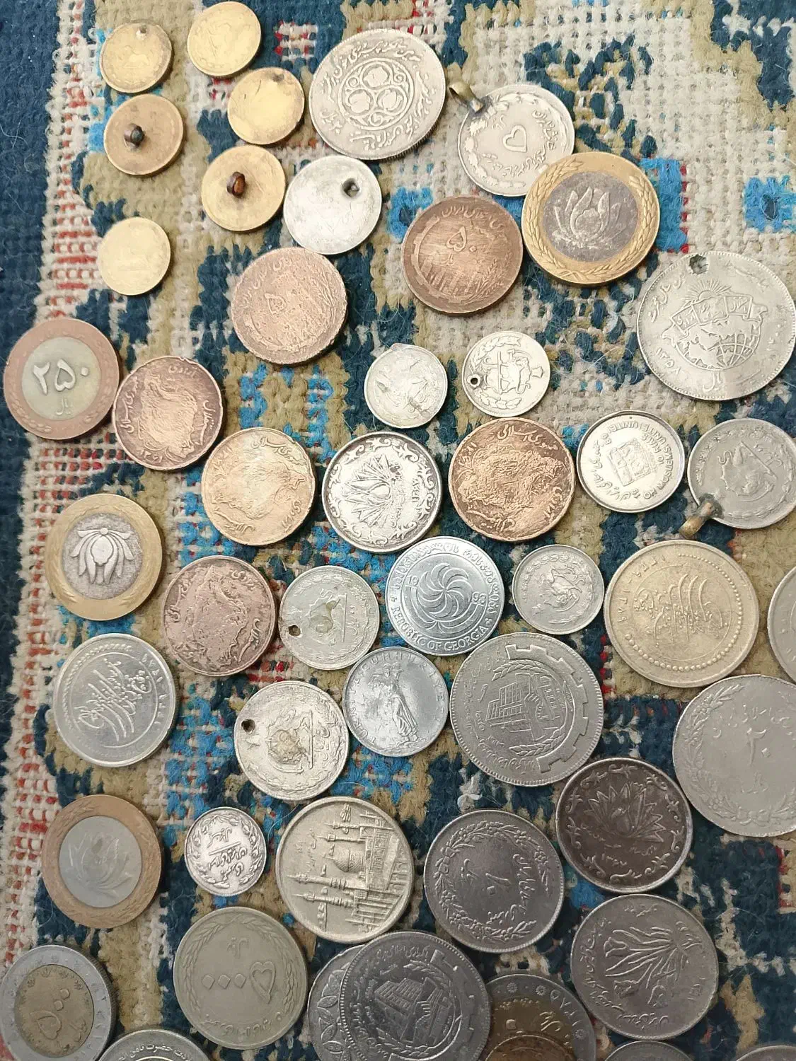 مقداری پول سکه|کلکسیون سکه، تمبر، اسکناس|لاهیجان, آهندان|دیوار