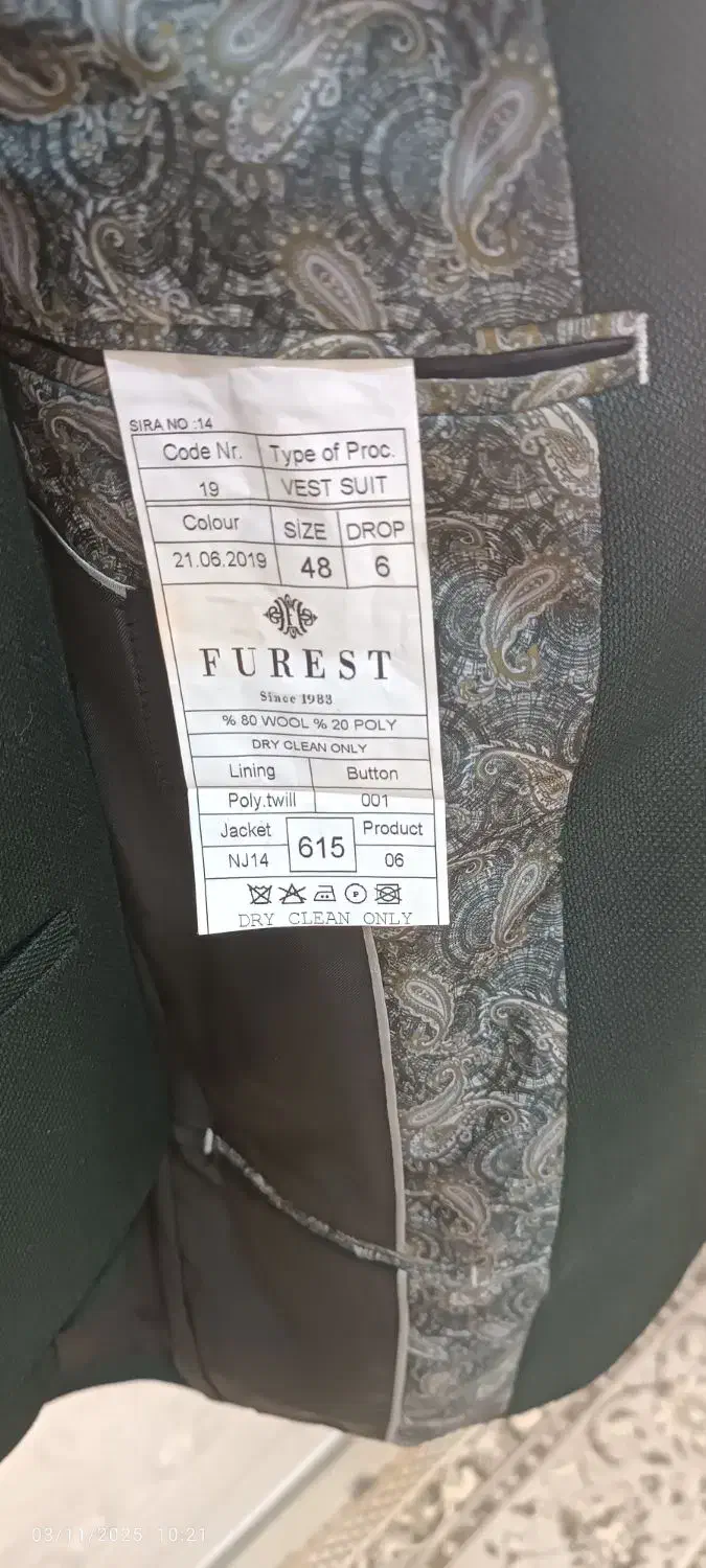 چند دست کت و شلوار|لباس|ری, شهادت|دیوار