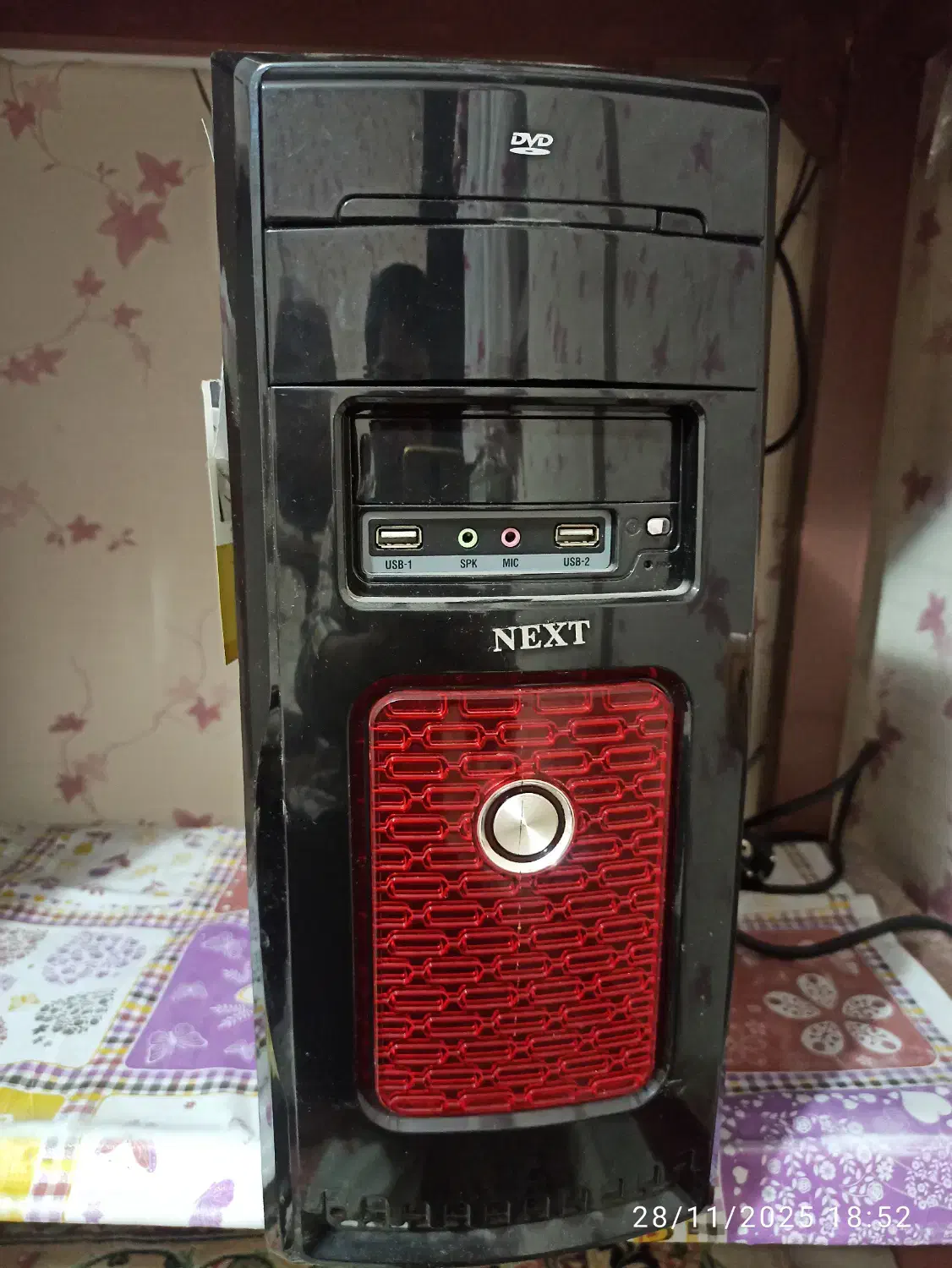 کامپیوتر شامل کیس،مانیتور،کیبرد، موس و اسپیکر|رایانه رومیزی|اندیشه, اندیشه فاز ۴|دیوار