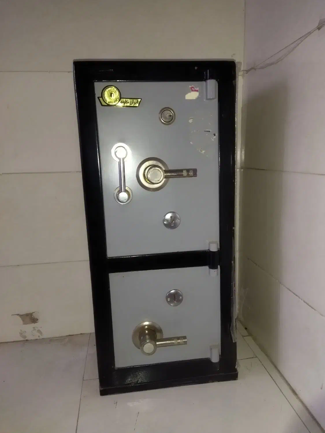 گاوصندوق|دفتر کار|قائن, |دیوار