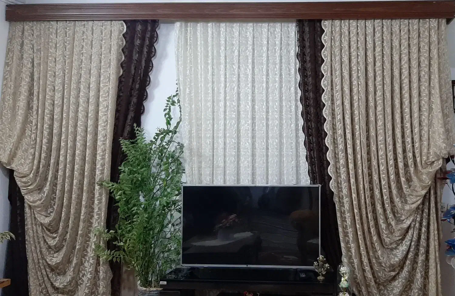 پرده سلطنتی بسیار شیک و میز تلویزیون در حد نو|پرده، رانر، رومیزی|بروجرد, |دیوار