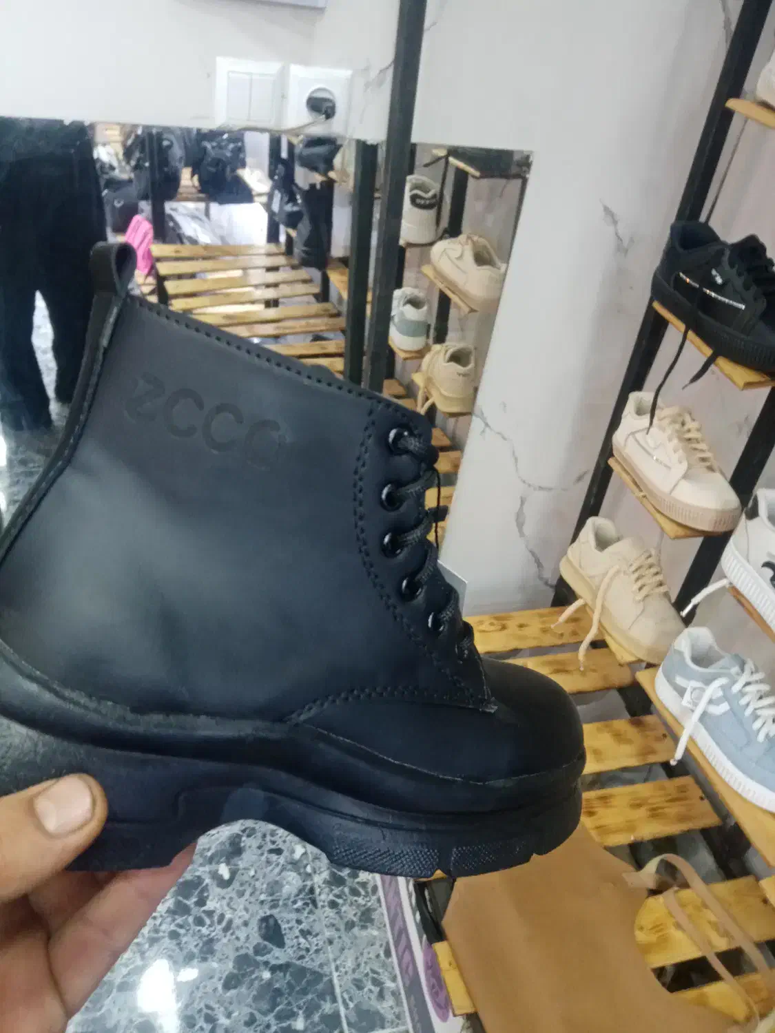 تولید کننده انواع بوت زنانه|کیف، کفش، کمربند|قم, منبع آب|دیوار