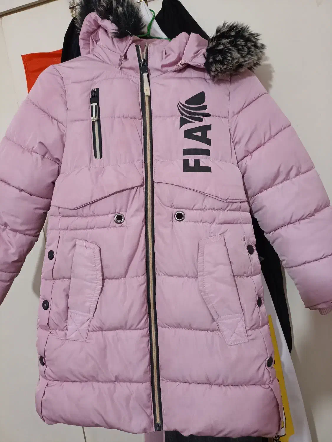 کاپشن در حد نو سالم|لباس|میانه, |دیوار