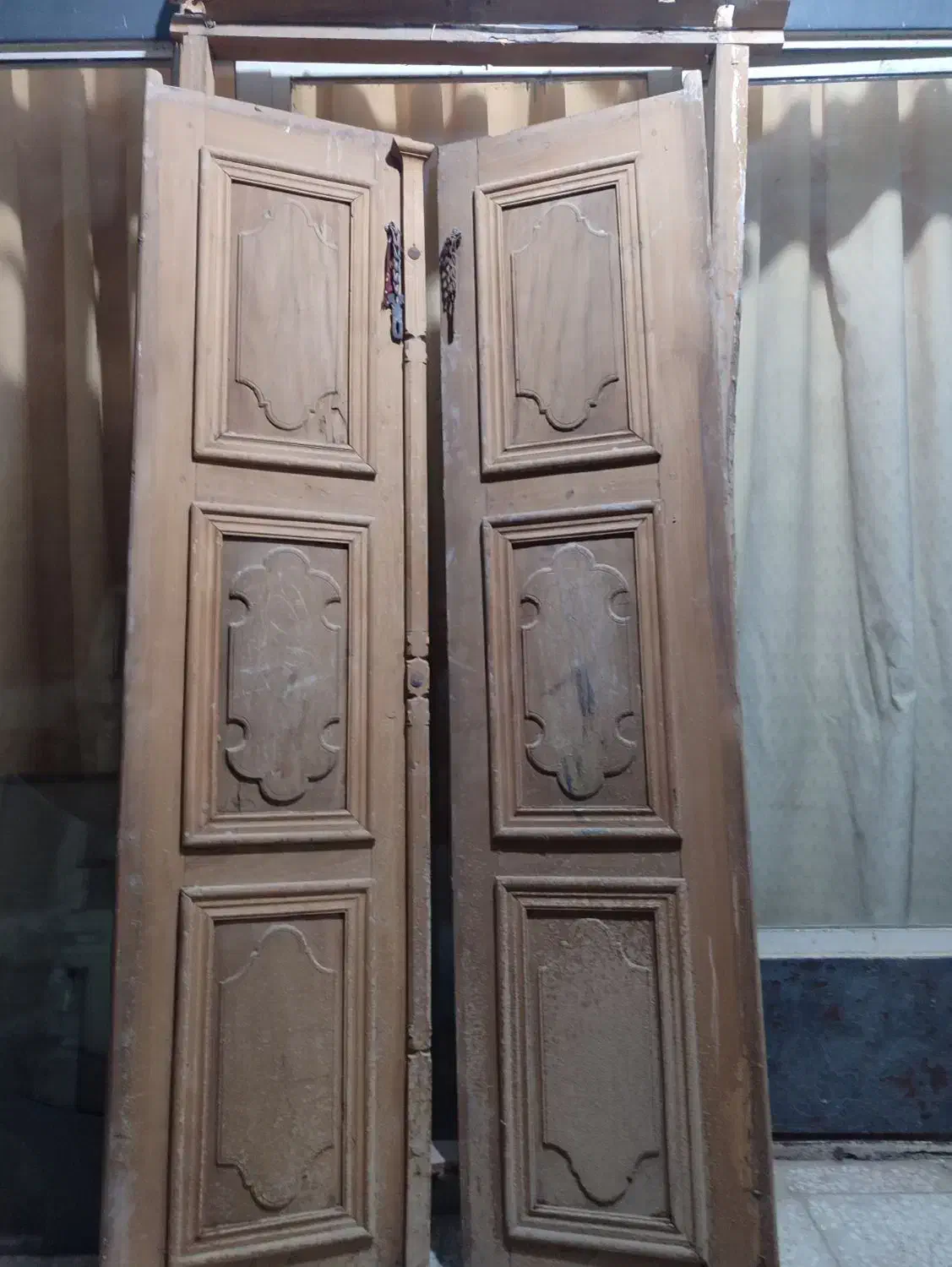 درب چوبی قدیمی و عتیقه|کلکسیون اشیاء عتیقه|خمینی‌شهر, |دیوار