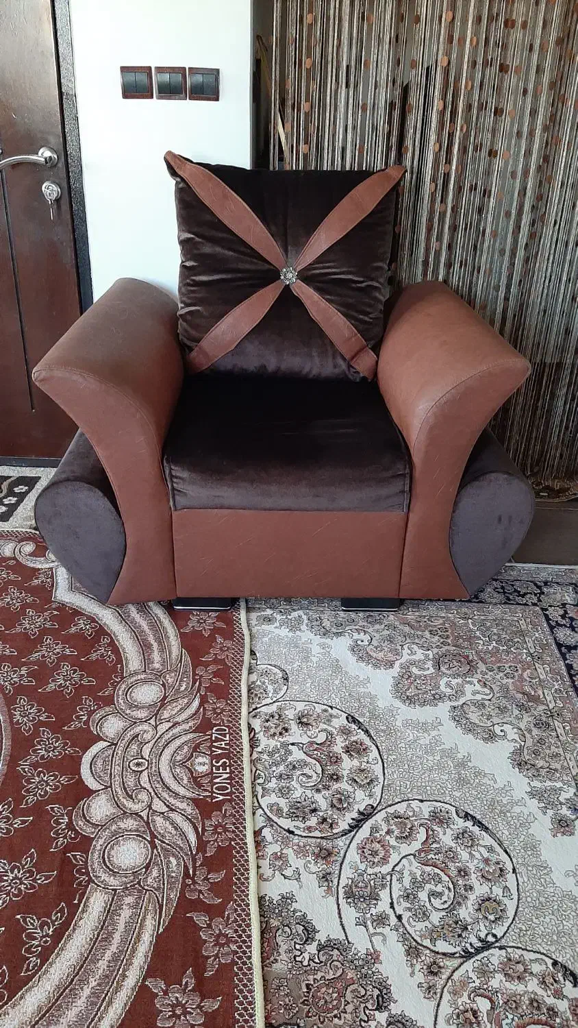 یک عددمبل راحتی چرم پارچه درحدنو|مبلمان خانگی و میز عسلی|ارومیه, |دیوار