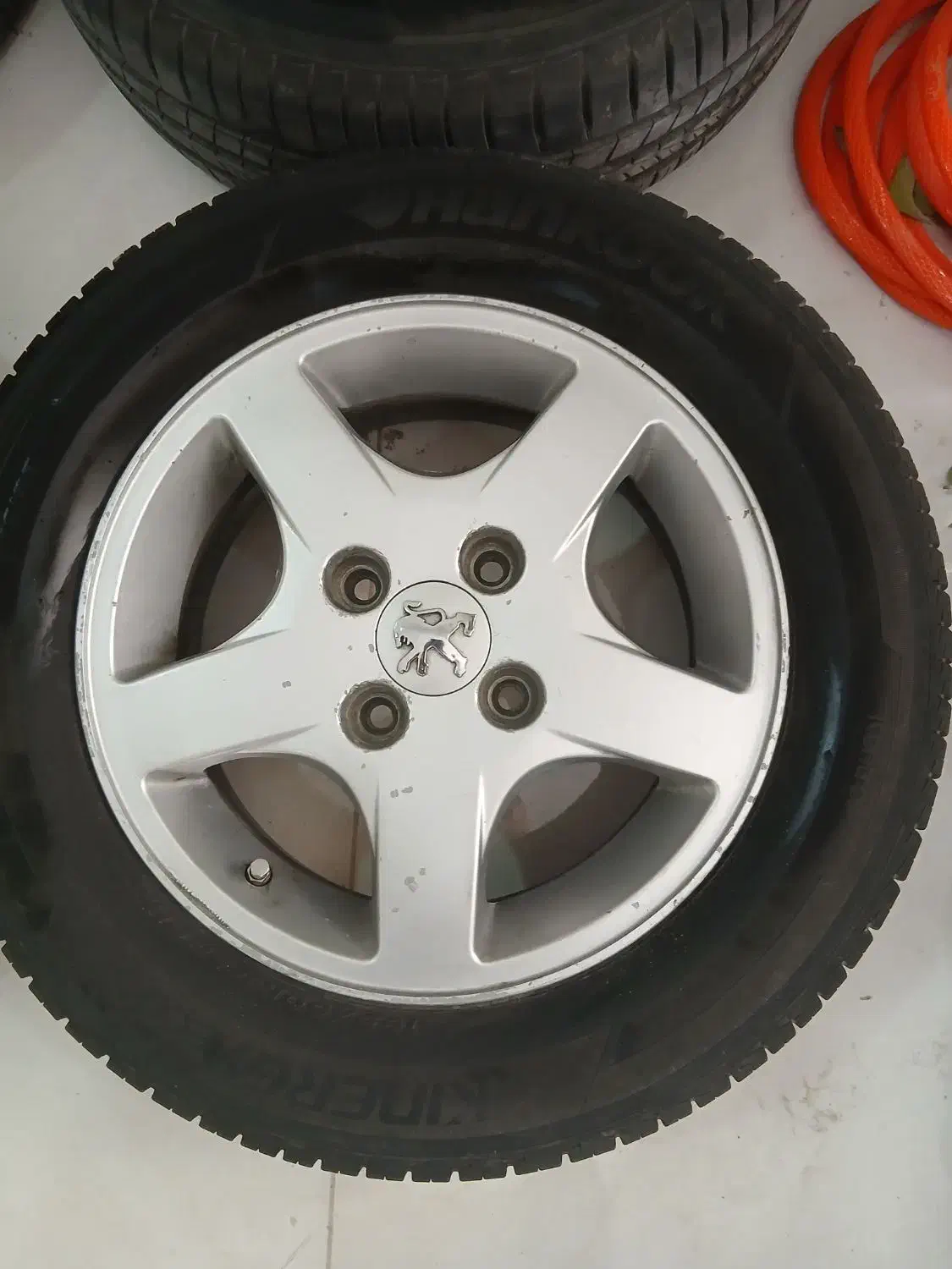 رینگ ۲۰۷ با لاستیک هانکوک ۱۹۵|قطعات یدکی و لوازم جانبی|صدرا-فارس, فاز ۱|دیوار