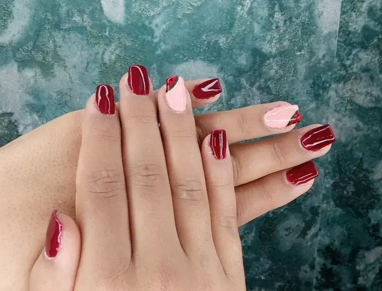 ارائه خدمات تخصصی ناخن (رایگان)|خدمات آرایشگری و زیبایی|سنندج, |دیوار