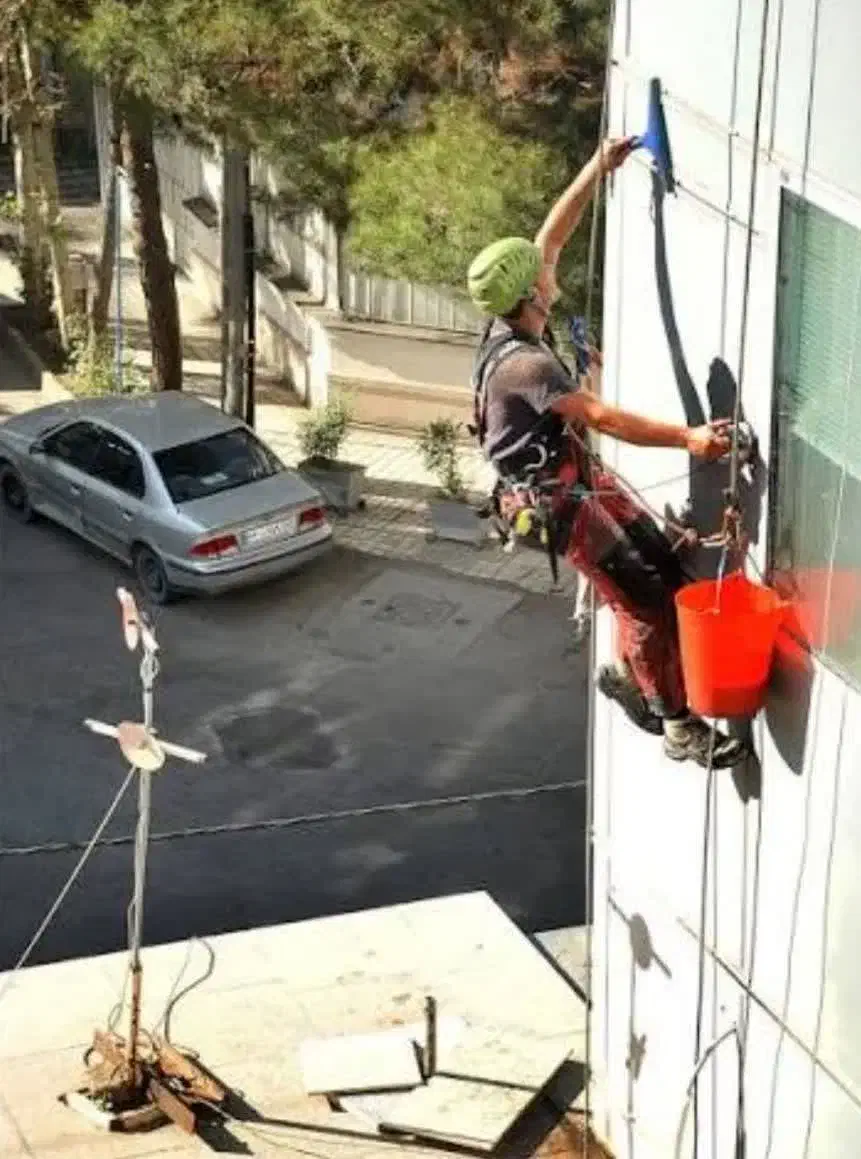 پیچ رولپلاک و شستشوی نما.کار در ارتفاع با طناب|خدمات پیشه و مهارت|ارومیه, |دیوار