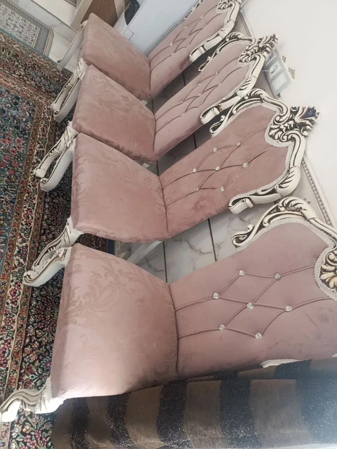 یک میز نهار خوری چوبی با چهار عدد صندلی سالم|میز و صندلی غذاخوری|نگار, |دیوار