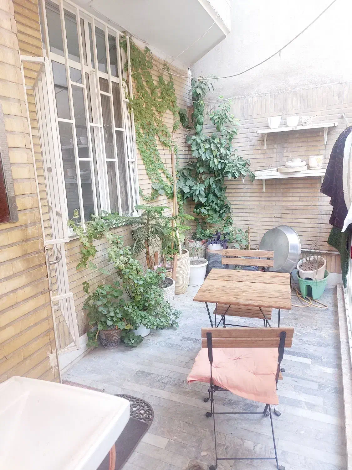 90متر واحد آپارتمانی نورگیر با 13متر بالکن خ خبازی