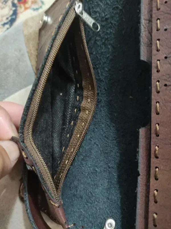 کیف|کیف، کفش، کمربند|مشهد, نیزه|دیوار