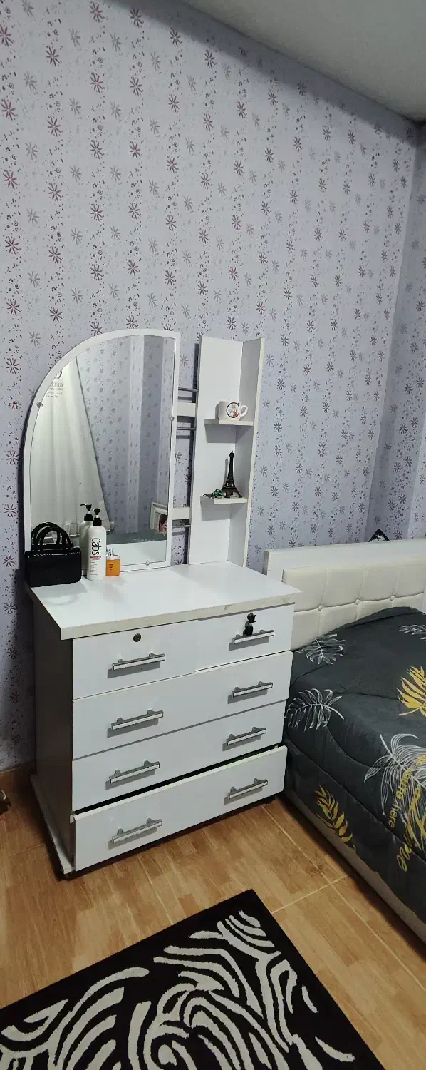 تخت و میز توالت و آینه|تخت و سرویس خواب|بندر انزلی, پاسداران|دیوار