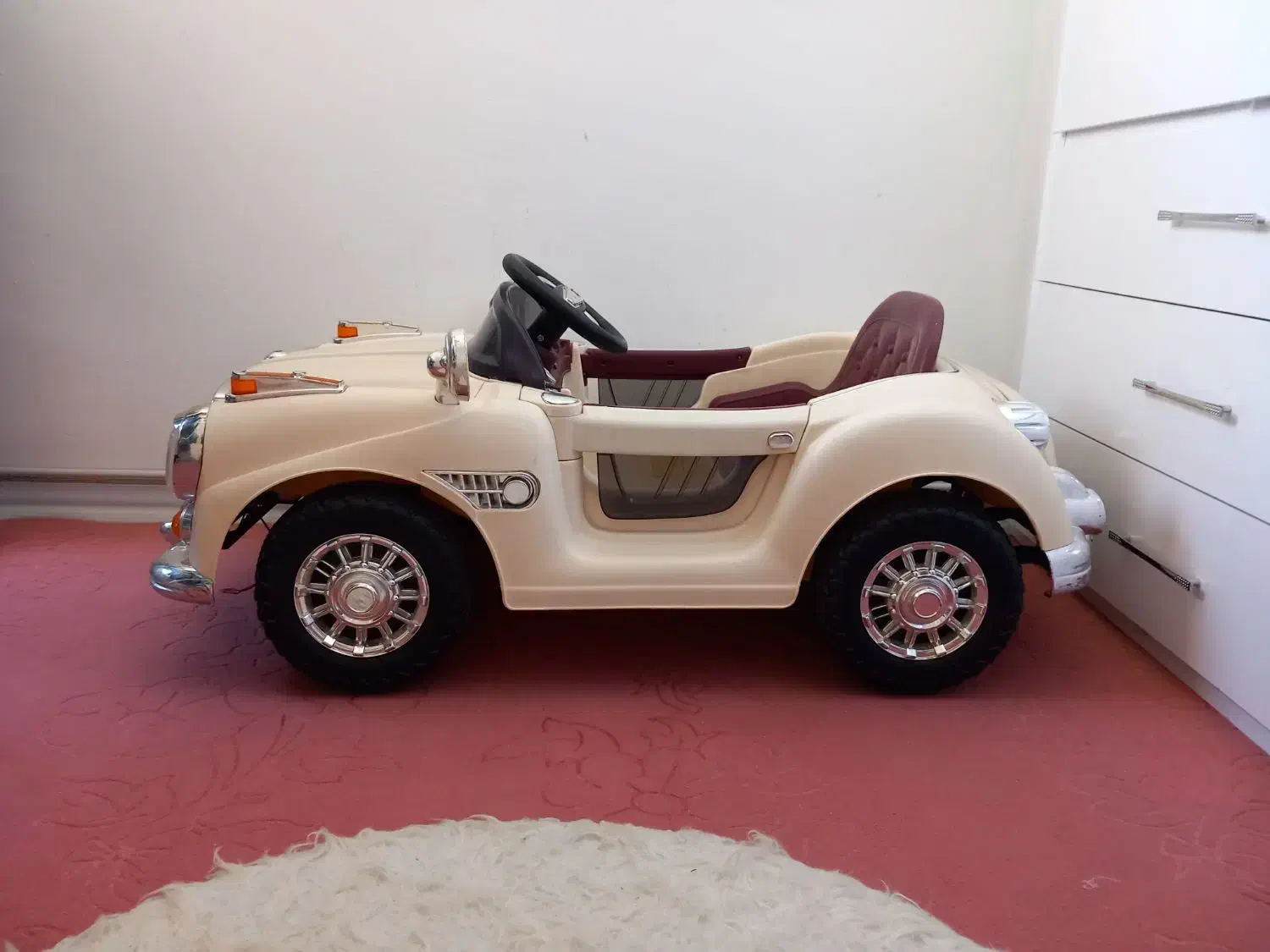 ماشین شارژی کلاسیک|اسباببازی|گلبهار, شهر جدید گلبهار|دیوار