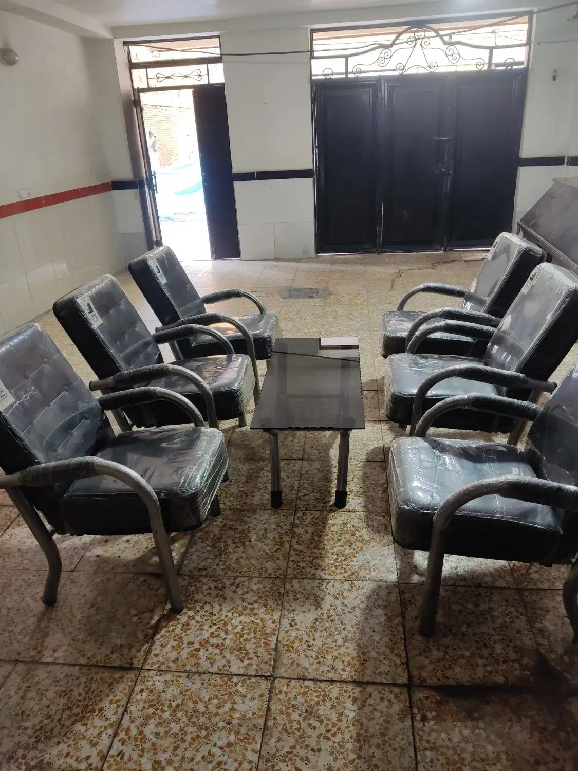 ۶ عدد صندلی انتظار یک عدد میز وسط نو|مبلمان اداری|صباشهر, |دیوار