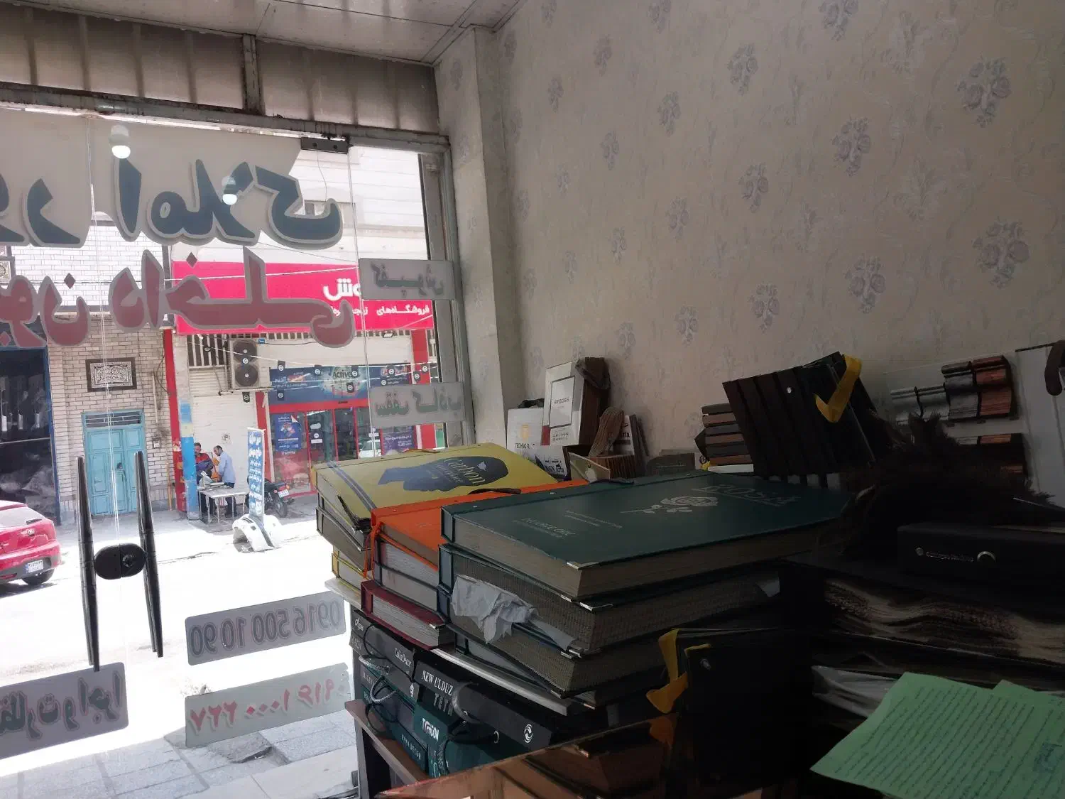 استخدام خانم منشی مشاور در دفتر املاک و تزئینات|استخدام اداری و مدیریت|اهواز, ۳۰ متری|دیوار