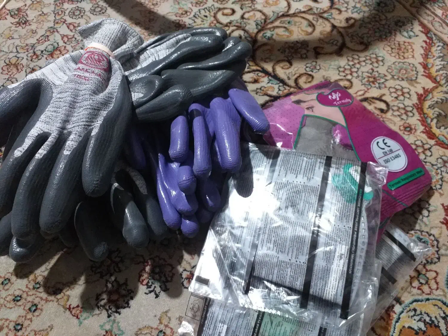 دستکش کار و ماسک دو دست لباس کار وکفش ایمنی مناسب|لباس|ری, جوانمرد قصاب|دیوار